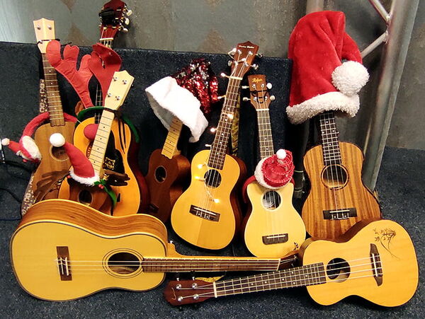 Eine Gruppe verschieden großer Ukulelen mit weihnachtlicher Dekoration